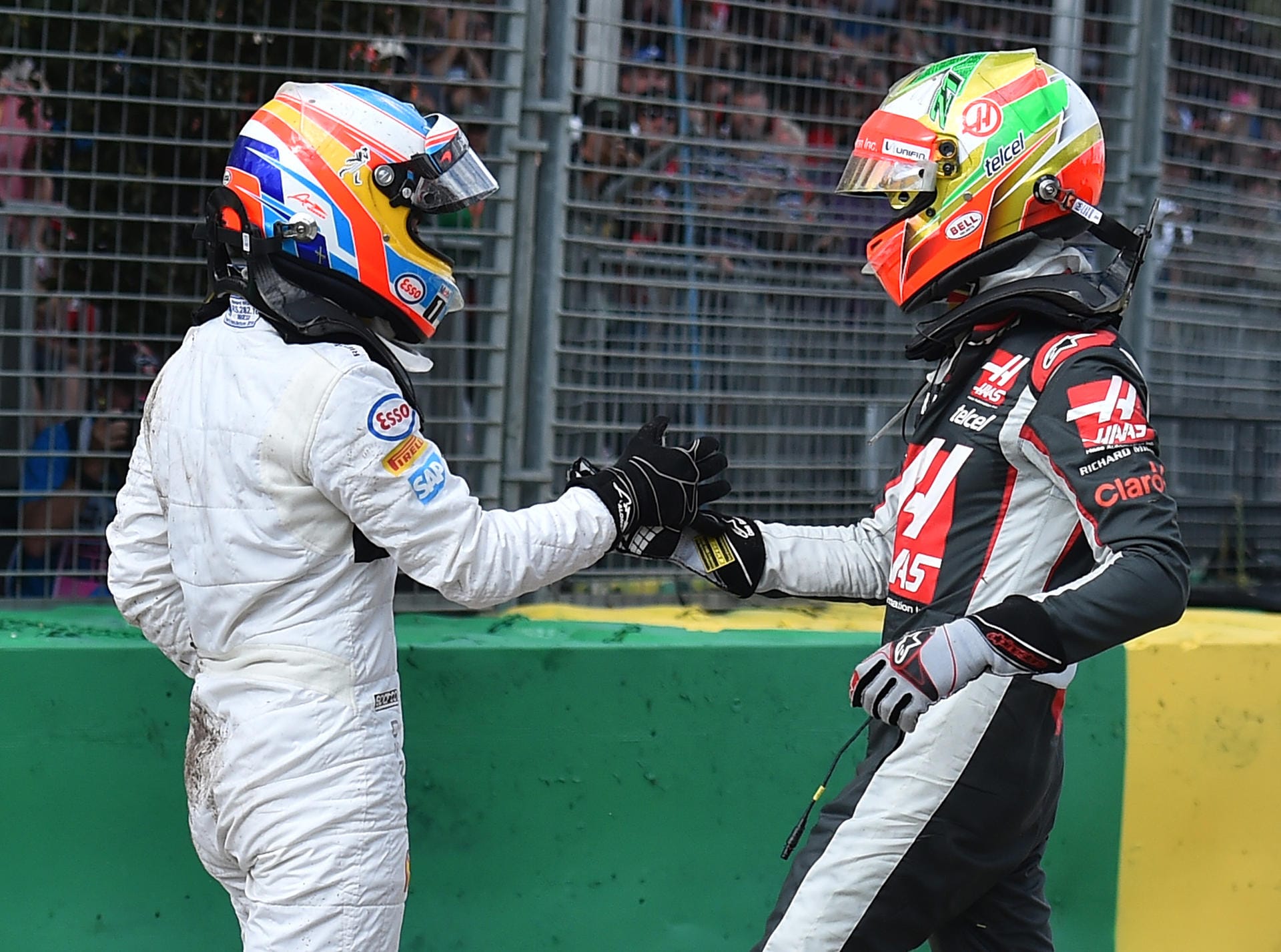 Esteban Gutierrez ging nach dem Unfall direkt zu Fernando Alonso um sich nach dessen Gesundheit zu erkundigen.