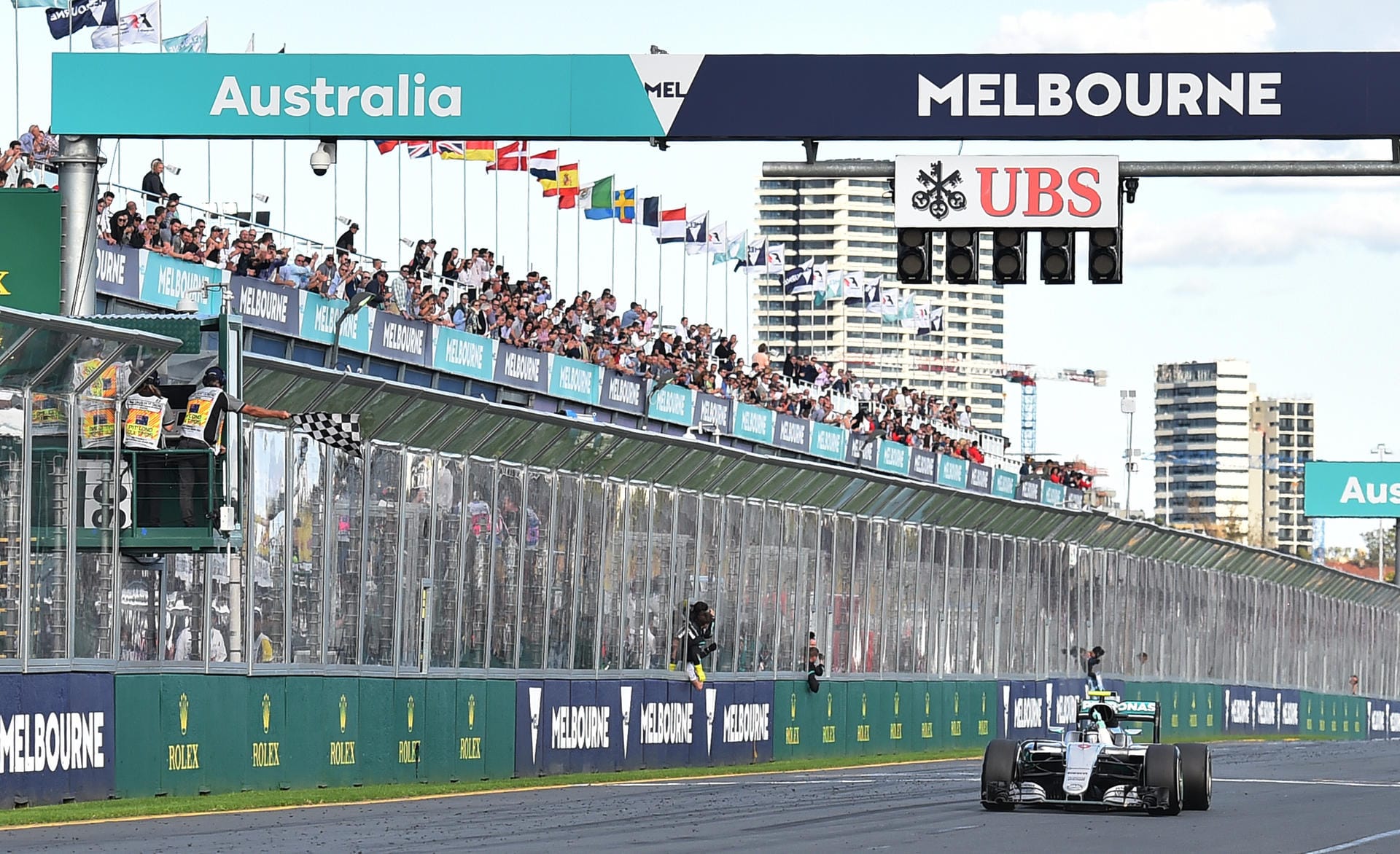 Der Moment des Triumphs: Nico Rosberg sieht als Erster die Zielflagge.