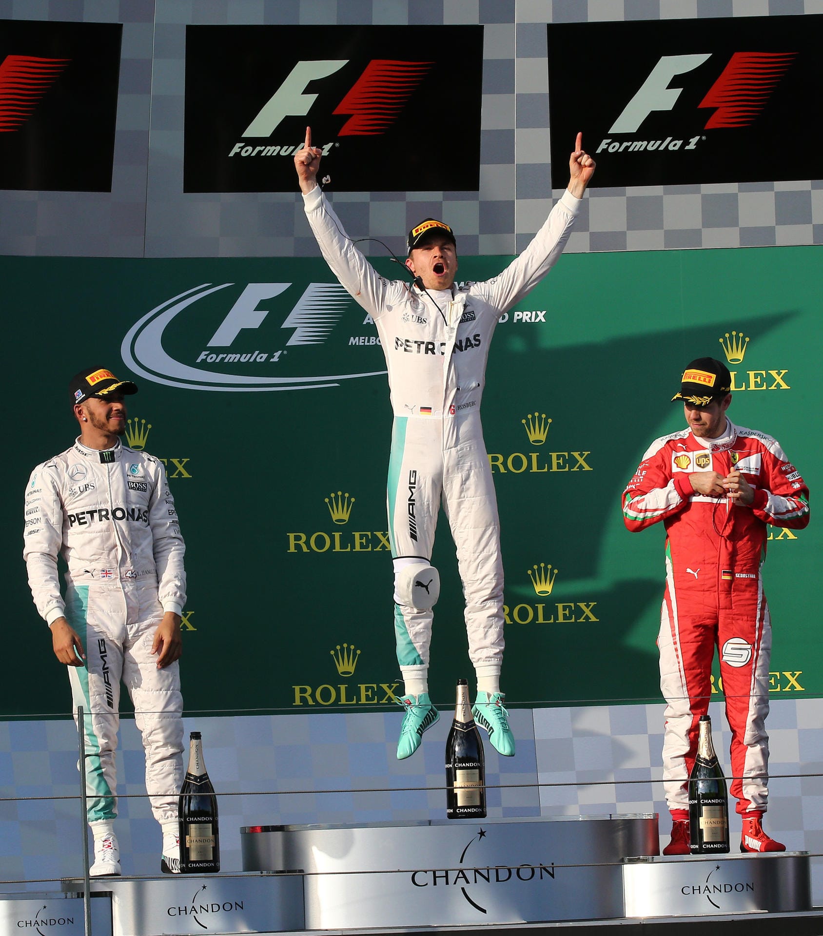 Nico Rosberg (Mitte) schreit seine Freude über den Sieg in Melbourne heraus.