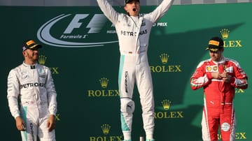 Nico Rosberg (Mitte) schreit seine Freude über den Sieg in Melbourne heraus.