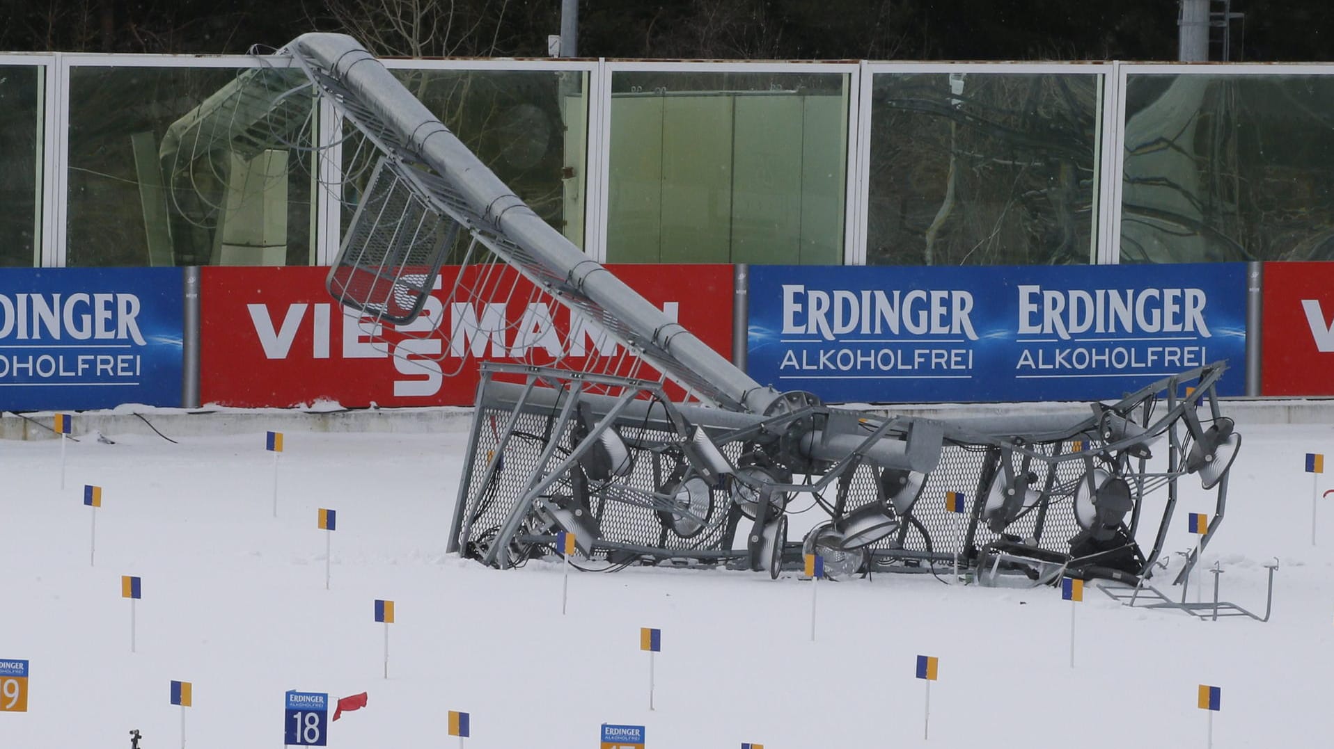 Glück im Unglück: Als dieser Flutlicht-Mast umstürzte befanden sich keine Athleten auf der Strecke.