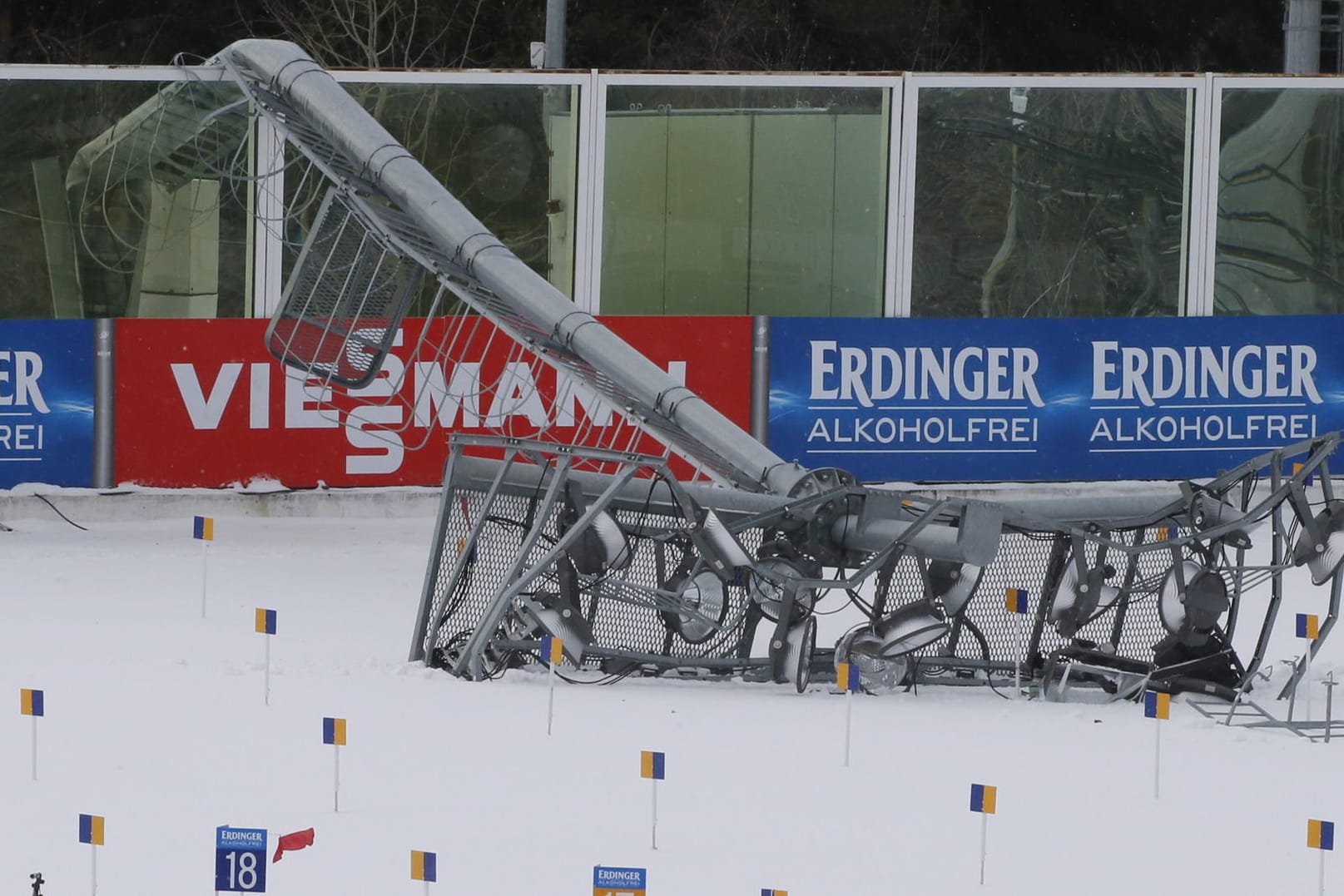 Glück im Unglück: Als dieser Flutlicht-Mast umstürzte befanden sich keine Athleten auf der Strecke.