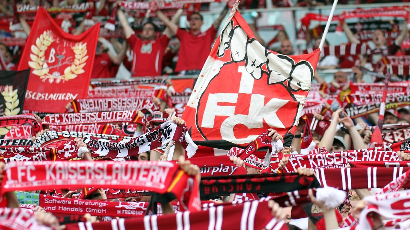 Die Fans des 1. FCK unterstützen ihren Klub farbenfroh und stimmgewaltig. Zuletzt fielen sie aber aber auch negativ auf.