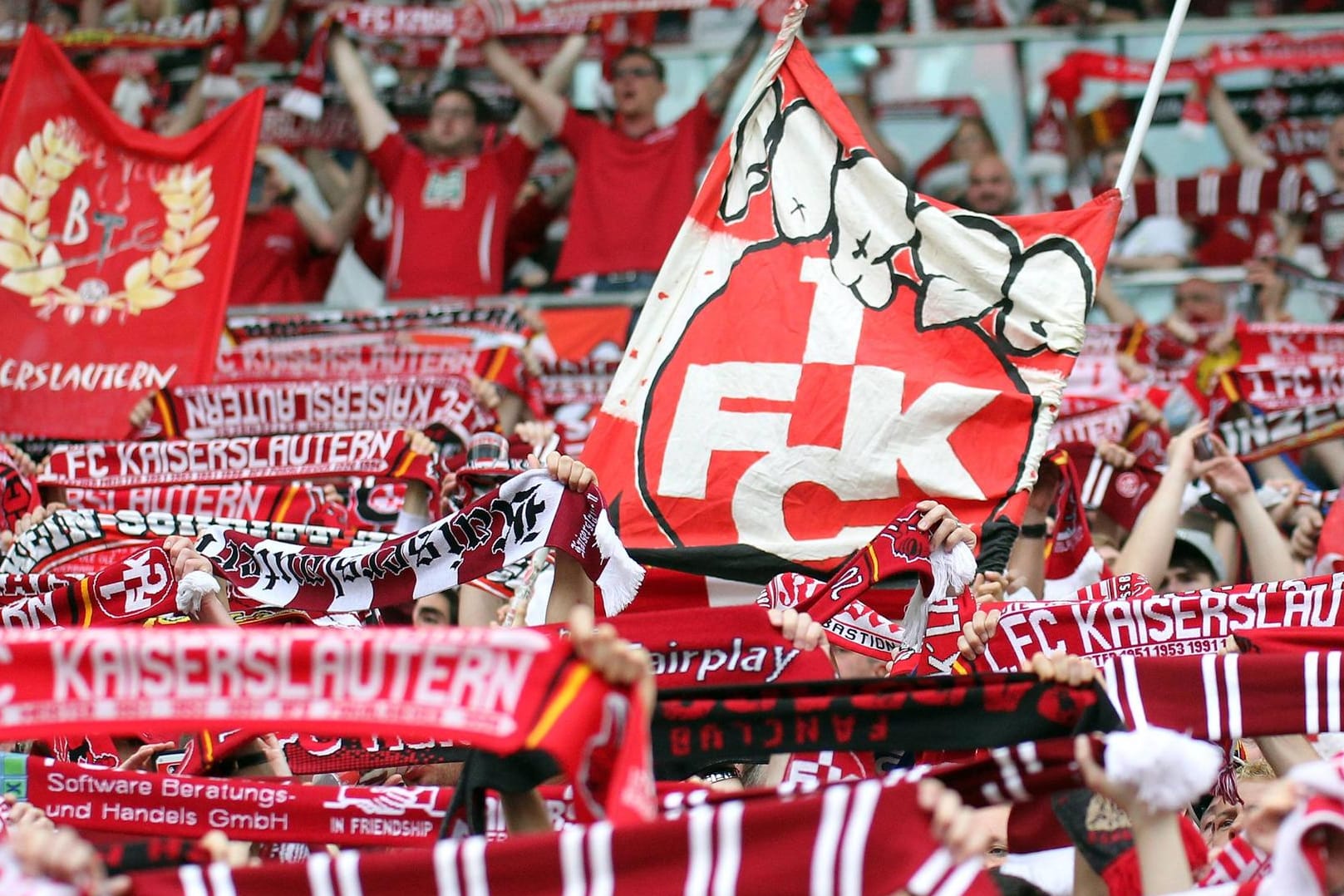 Die Fans des 1. FCK unterstützen ihren Klub farbenfroh und stimmgewaltig. Zuletzt fielen sie aber aber auch negativ auf.