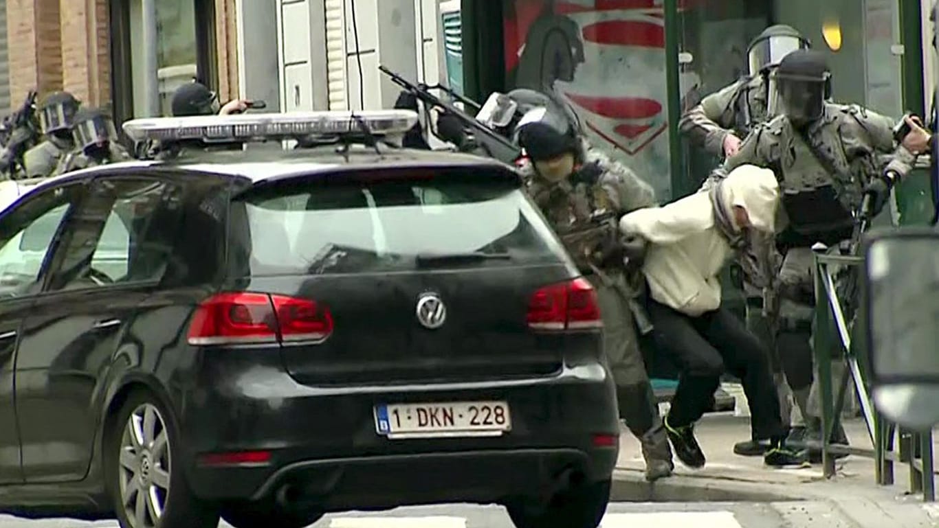 Zugriff der belgischen Polizei im Brüsseler Stadtteil Molenbeek.