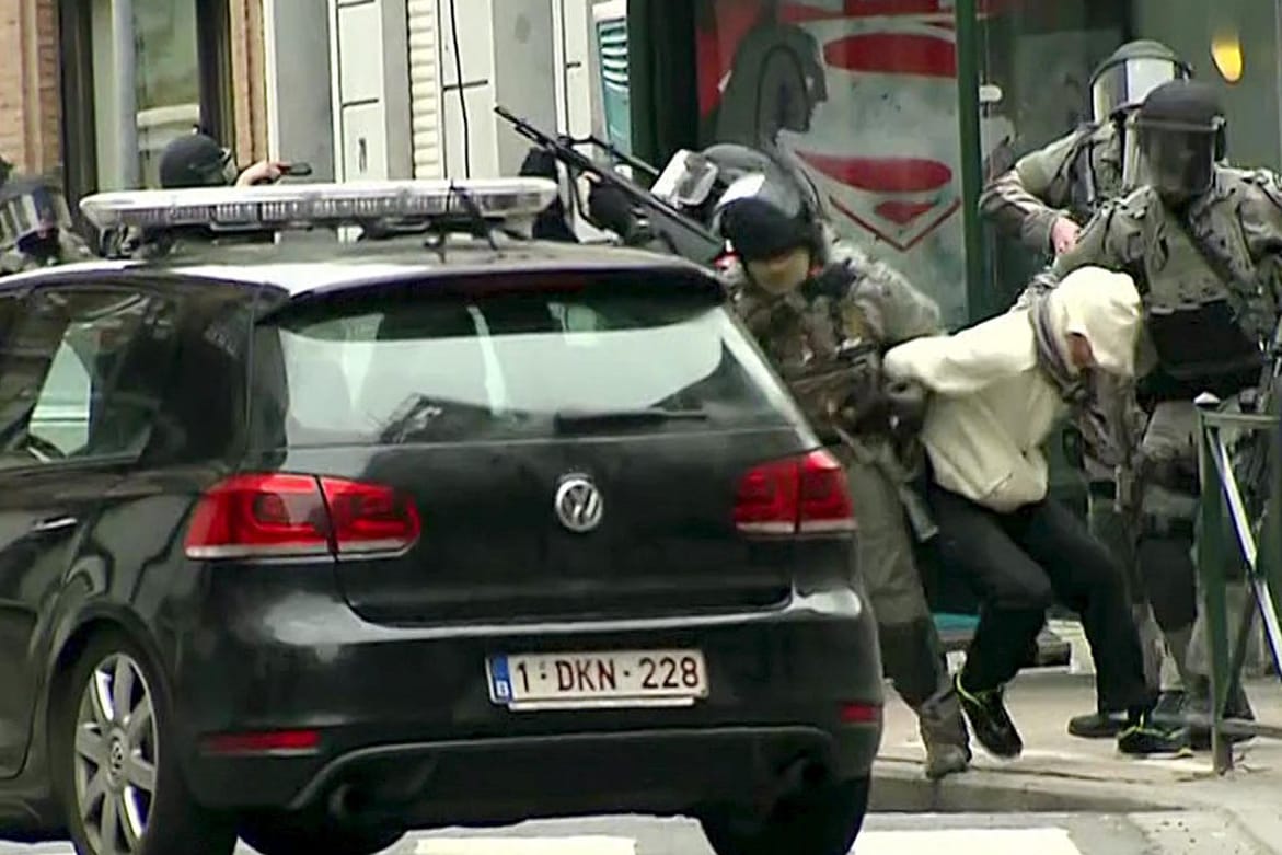 Zugriff der belgischen Polizei im Brüsseler Stadtteil Molenbeek.