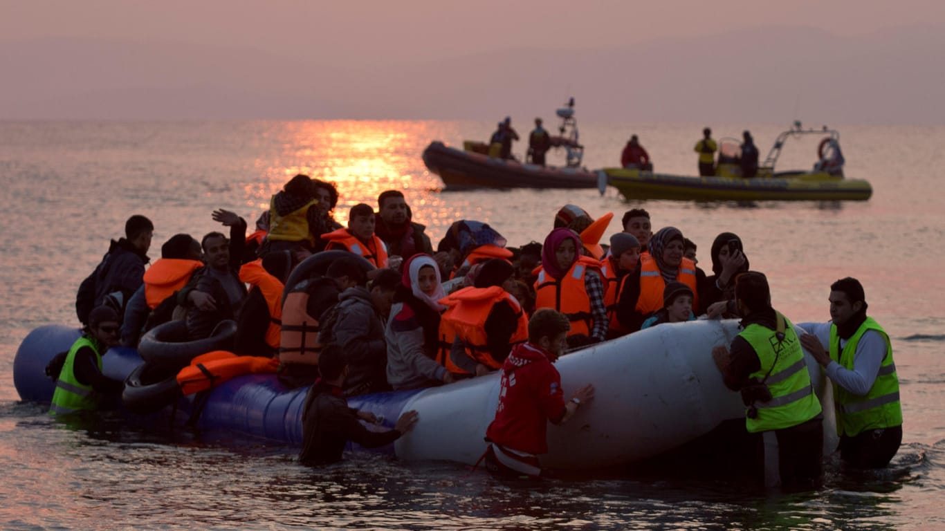 Ankommende Flüchtlinge an der Küste der griechischen Insel Lesbos: Pro Asyl will ihnen helfen, gegen den neuen EU-Pakt mit der Türkei juristisch vorzugehen.