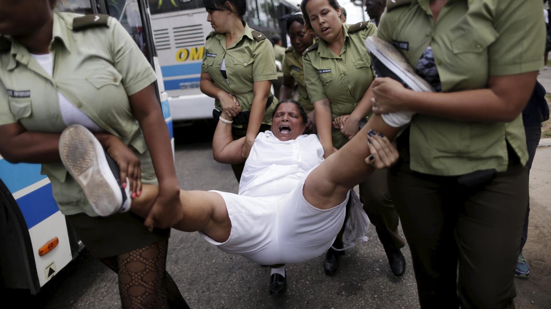 Polizistinnen tragen ein Mitglied der "Damen in Weiß" nach einer Demonstration in Havanna weg. Polizistinnen tragen ein Mitglied der "Damen in Weiß" nach einer Demonstration in Havanna weg.
