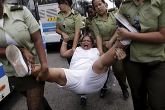 Polizistinnen tragen ein Mitglied der "Damen in Weiß" nach einer Demonstration in Havanna weg.