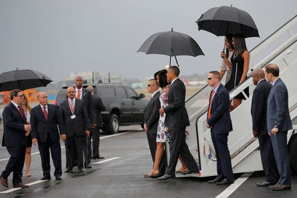 US-Präsident Barack Obama mit Frau und Töchtern nach der Landung in Havanna. Zur Begrüßung ist Außenminister Bruno Rodriguez (li.) gekommen.