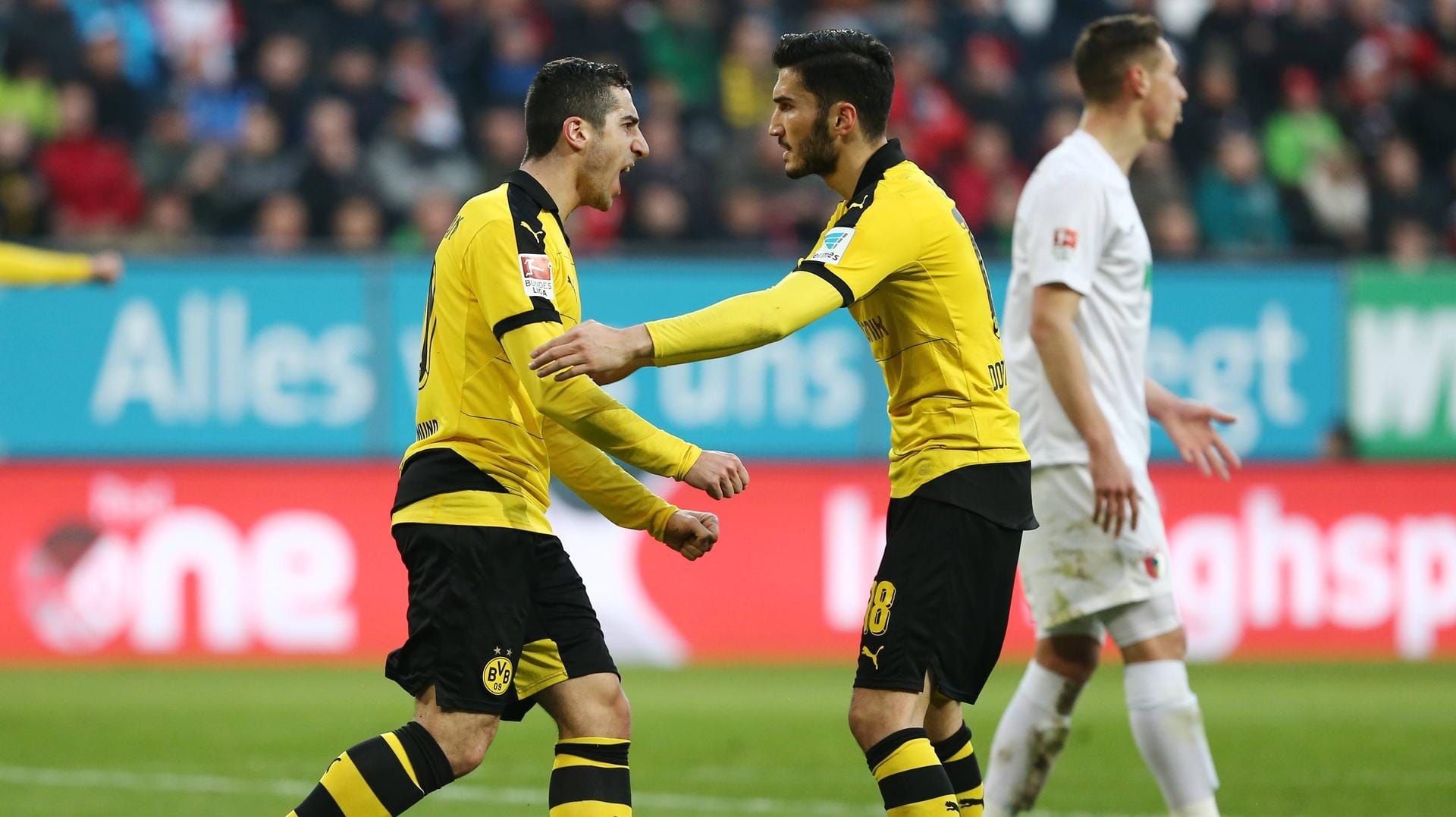 Dortmunder Torjubel zum 1:1: Torschütze Henrich Mchitarjan und Nuri Sahin (re.). Dortmunder Torjubel zum 1:1: Torschütze Henrich Mchitarjan und Nuri Sahin (re.).