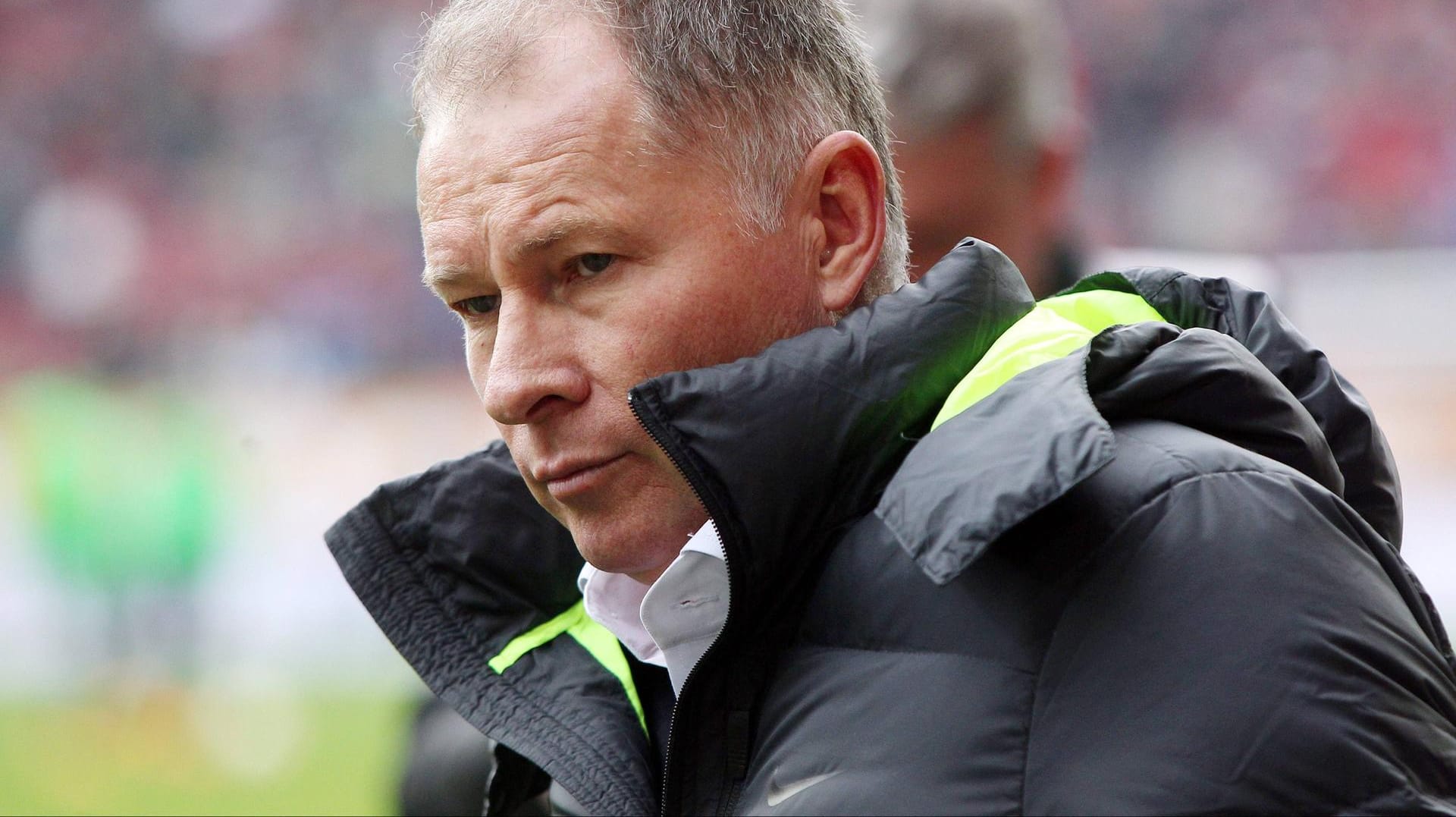 Stefan Reuter vom FC Augsburg ist nicht glücklich mit der Transferpolitik des FC Bayern im Nachwuchsbereich. Stefan Reuter vom FC Augsburg ist nicht glücklich mit der Transferpolitik des FC Bayern im Nachwuchsbereich.