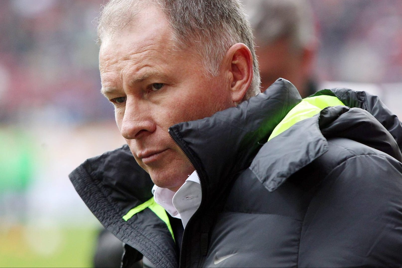 Stefan Reuter vom FC Augsburg ist nicht glücklich mit der Transferpolitik des FC Bayern im Nachwuchsbereich.