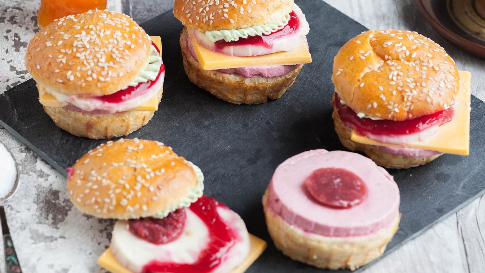 Auch Eis in den typischen Burger-Zutaten nachempfundenen Farben und Formen, mit Saucen aus Marmelade oder Schoko, sind echte Gaumenrfreuden.