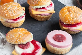 Auch Eis in den typischen Burger-Zutaten nachempfundenen Farben und Formen, mit Saucen aus Marmelade oder Schoko, sind echte Gaumenrfreuden.