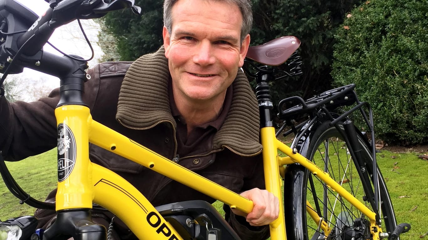 Gregor von Opel präsentiert ein Opelit-Fahrrad.