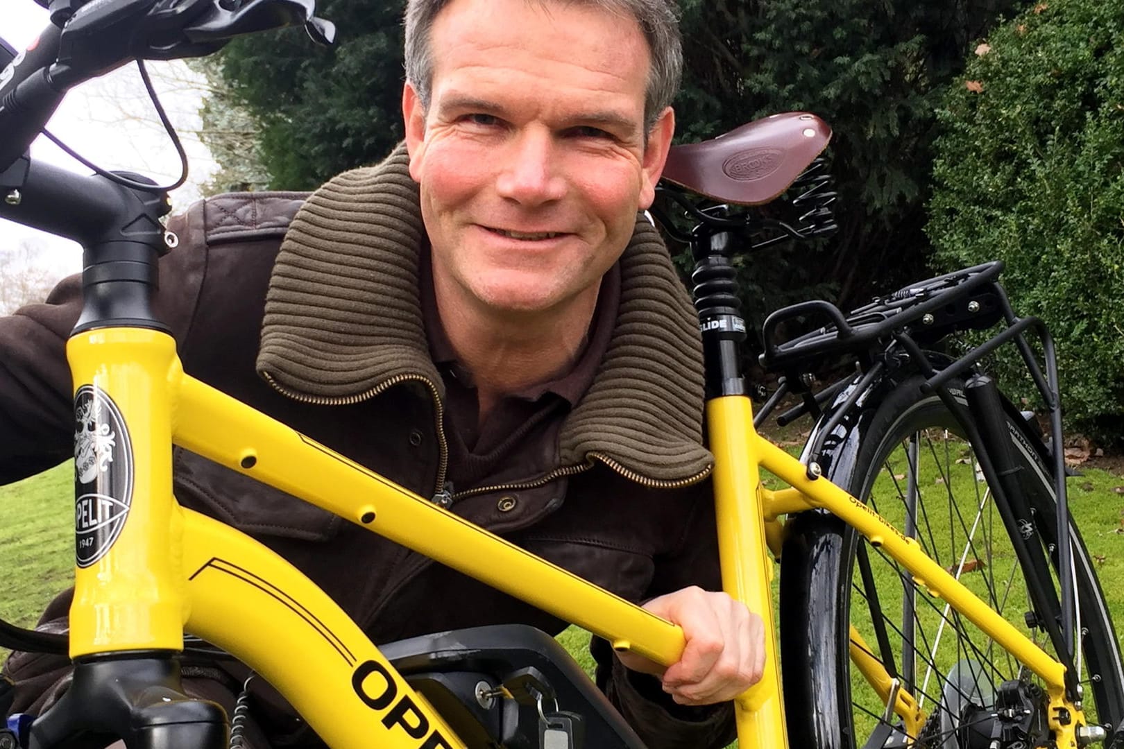 Gregor von Opel präsentiert ein Opelit-Fahrrad.