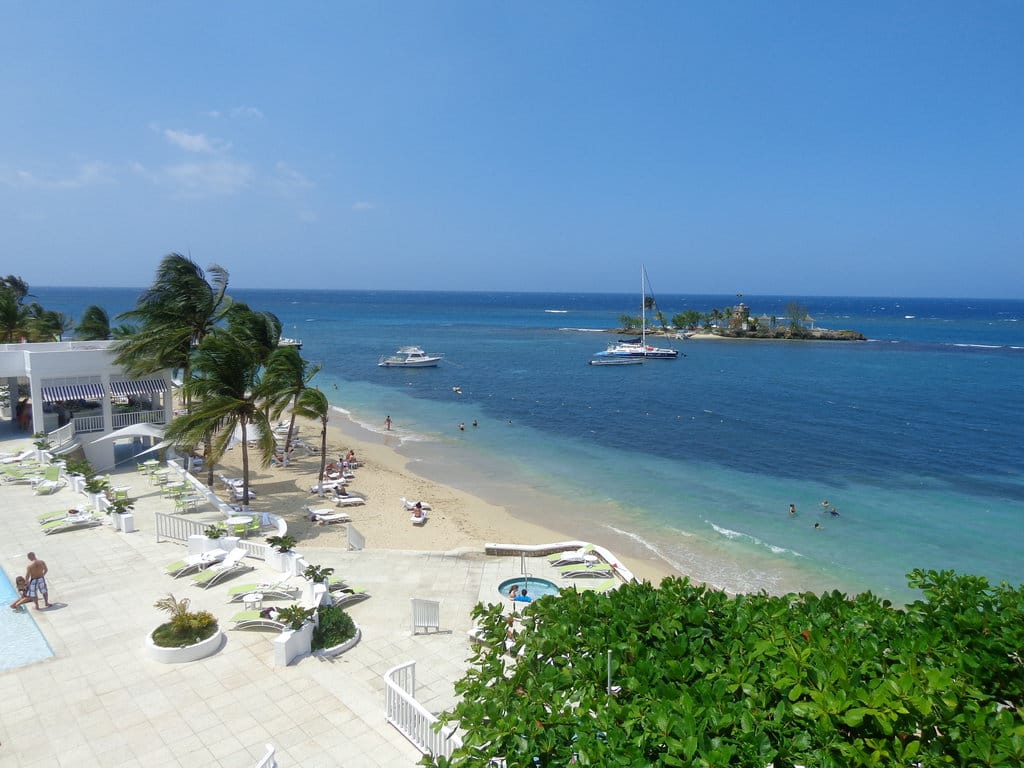 Das "Adults Only-Hotel Couples Tower Isle" überzeugt FKK-Fans durch seine vorgelagerte private FKK-Insel. Hier kann man ganz ungeniert den feinsandigen, weißen Strand und die Sonne Jamaikas genießen.
