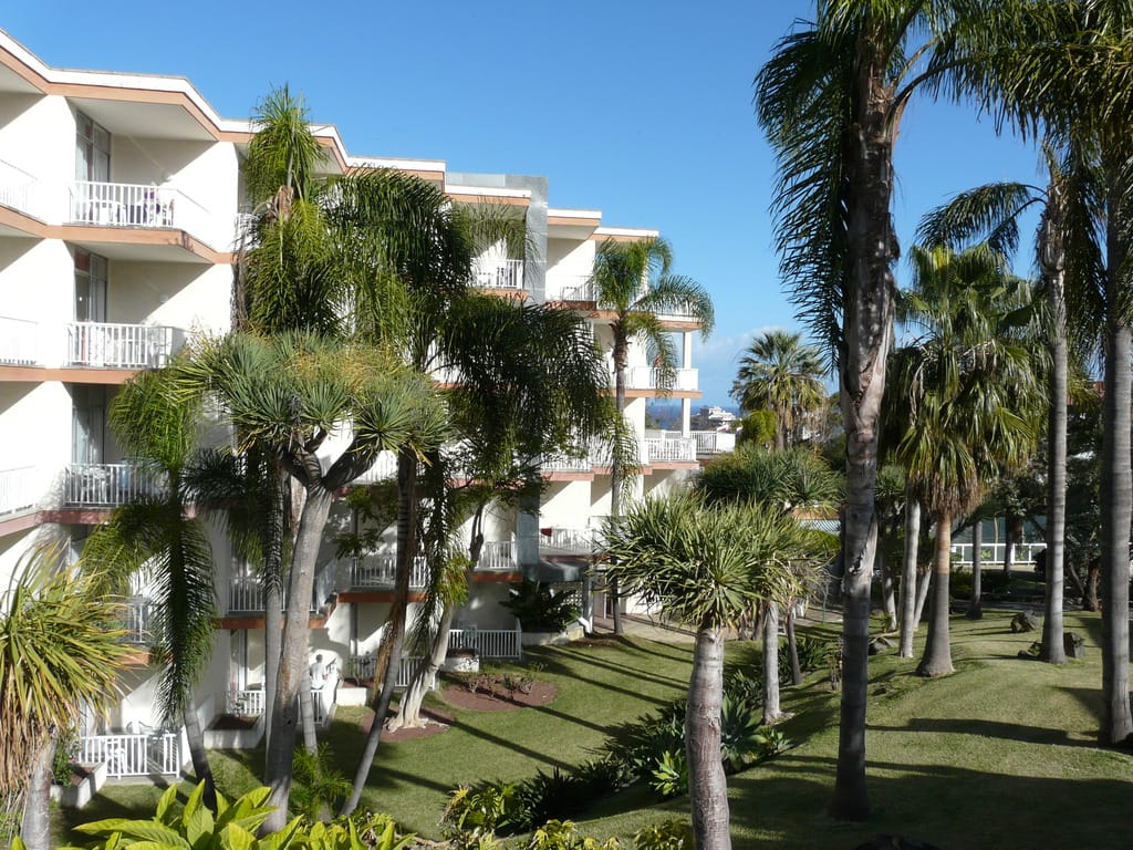 Das "Hotel Parque Vacacional Eden" auf Teneriffa lockt FKK-Fans mit ganzjährig milden Temperaturen. Im Ferienpark Eden mit seiner 12.000 Quadratmeter großen Gartenanlage und drei Swimmingpools bleiben garantiert keine Wünsche unerfüllt.