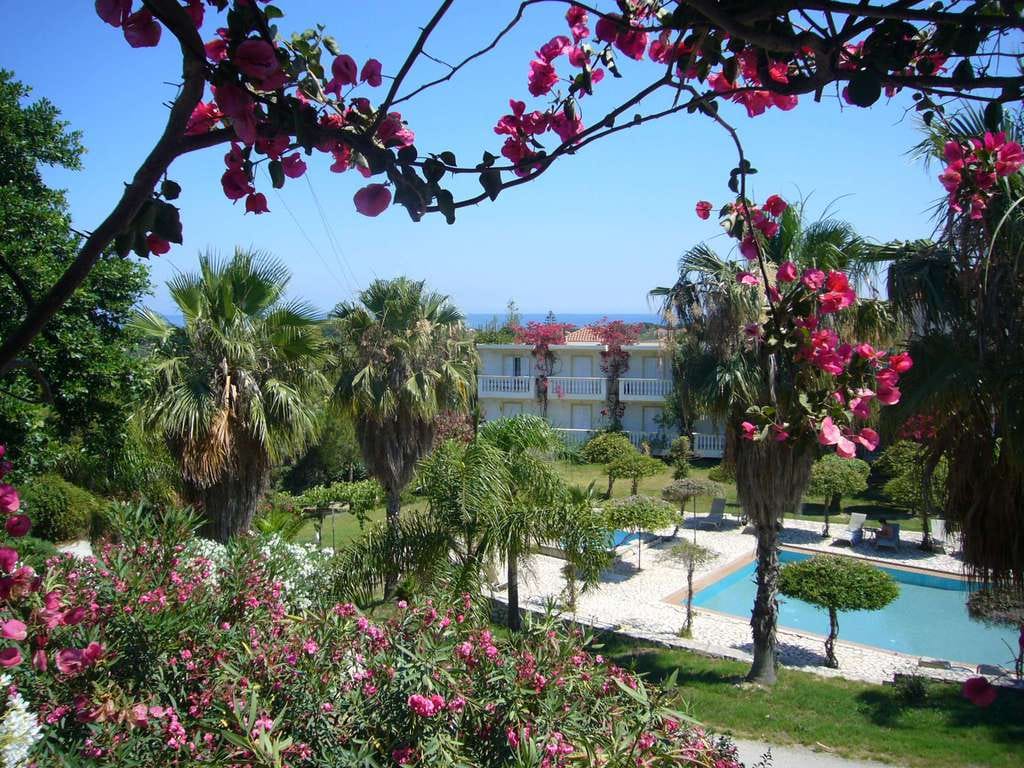 Im familiär geführten "Hotel Panorama" in Griechenland verbringen Ruhesuchende entspannte Tage und können dabei unbeschwert der freien Körperkultur frönen. Genauso wie der Garten kann auch der Pool hüllenlos genutzt werden.