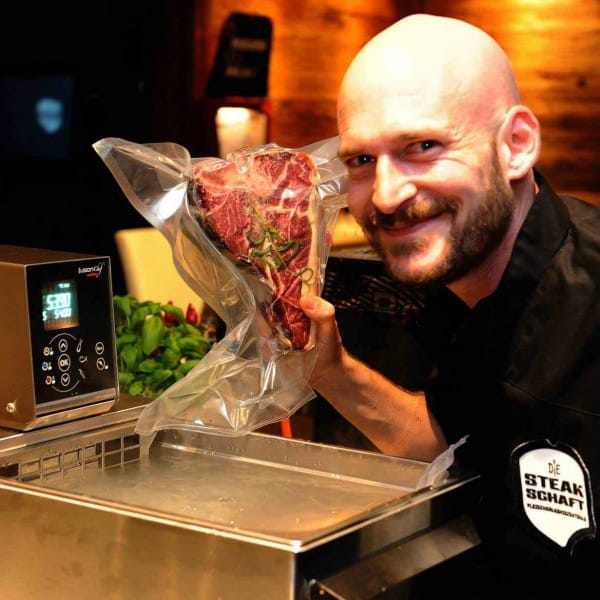 Dominik Rossbach ist der Sous-vide-Experte des Metzgers Dirk Ludwig in Schlüchtern und Leiter der Grillschule "Die Steakschaft".