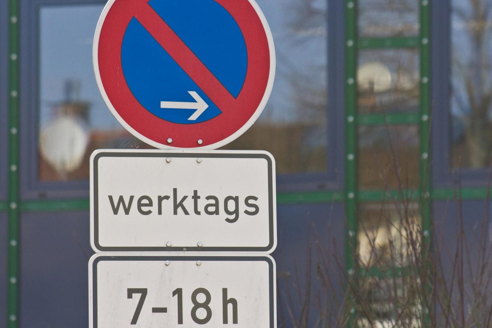 Das Zusatzschild "werktags" umfasst neben den Wochentagen Montag bis Freitag auch den Samstag.