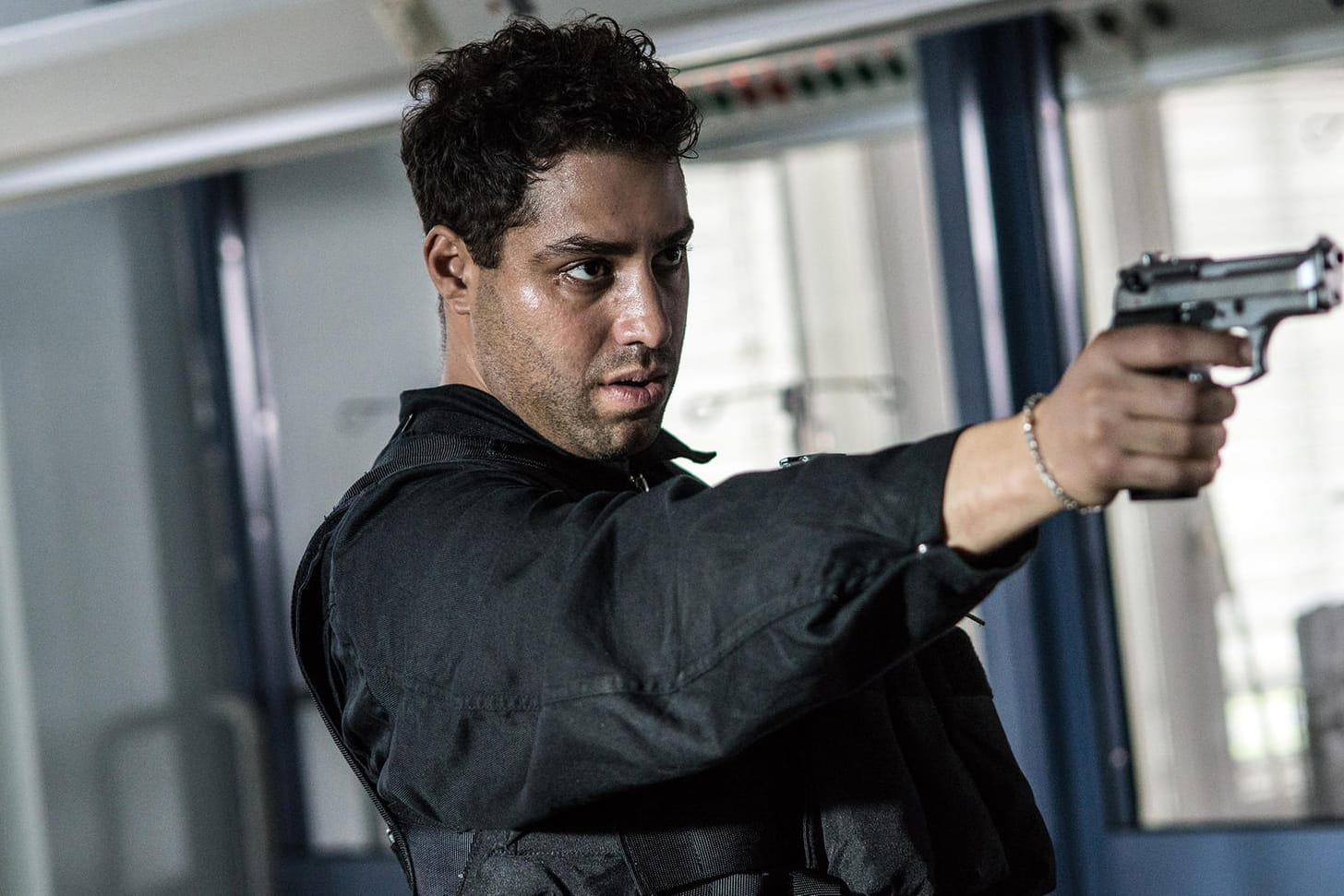 NDR-Tatort "Zorn Gottes": Terrorist Hakim (Kais Setti) schießt um sich.