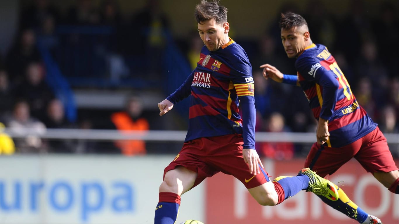 Lionel Messi zieht ab, trifft aber nicht das Tor, sondern eine Zuschauerin.