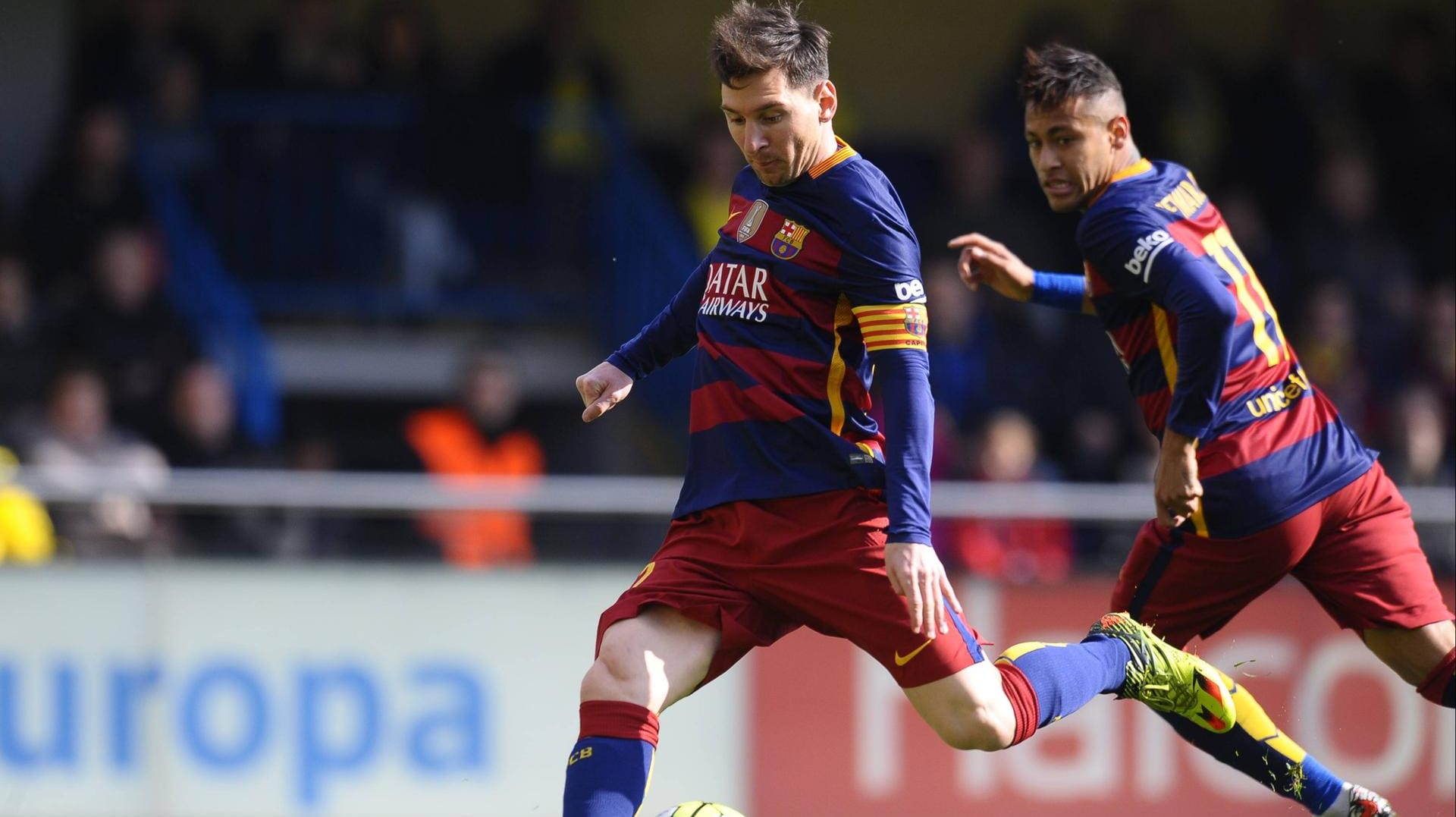 Lionel Messi zieht ab, trifft aber nicht das Tor, sondern eine Zuschauerin. Lionel Messi zieht ab, trifft aber nicht das Tor, sondern eine Zuschauerin.
