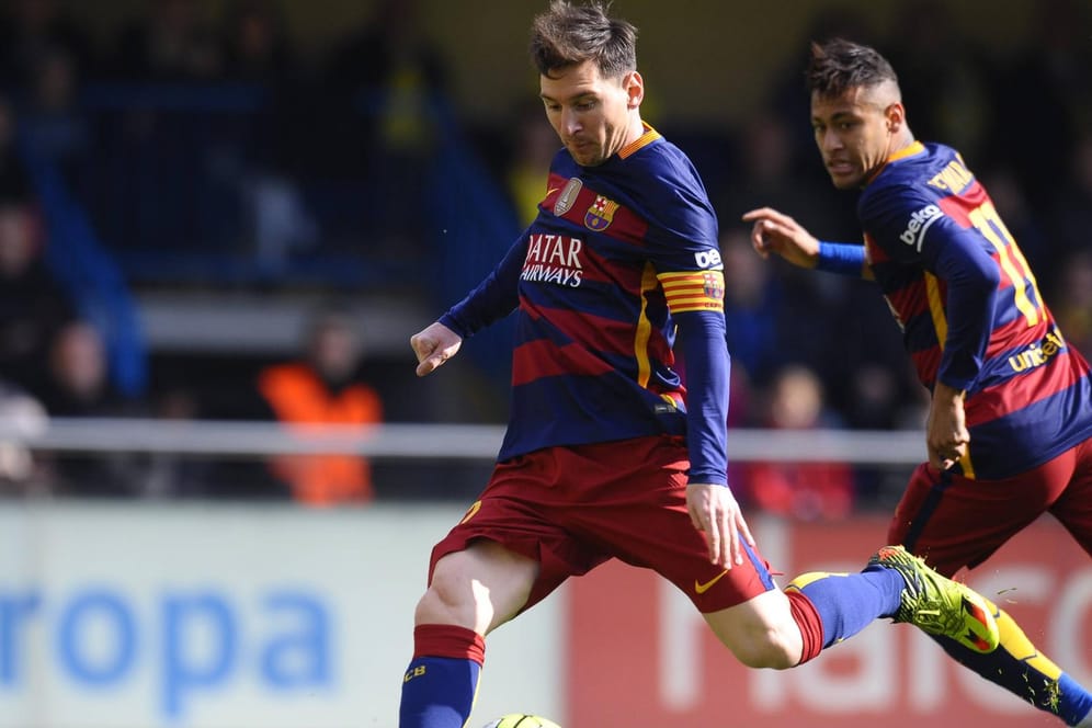 Lionel Messi zieht ab, trifft aber nicht das Tor, sondern eine Zuschauerin.