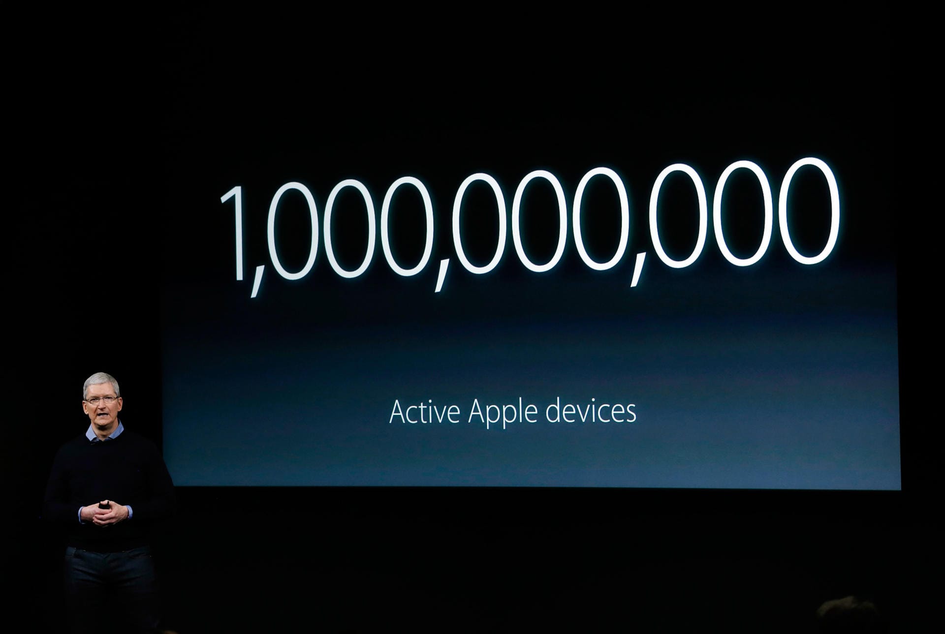 Tim Cook freut sich, dass mittlerweile eine Milliarde Apple-Geräte in Gebrauch sind.
