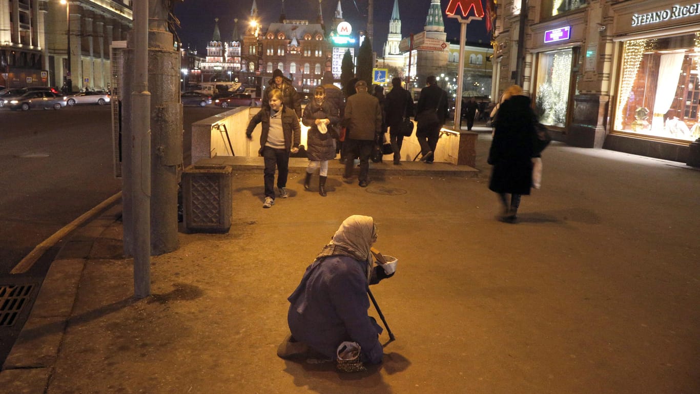 Eine Bettlerin in Moskau auf der Straße: Russlands Wirtschaft leidet unter dem niedrigen Ölpreis.