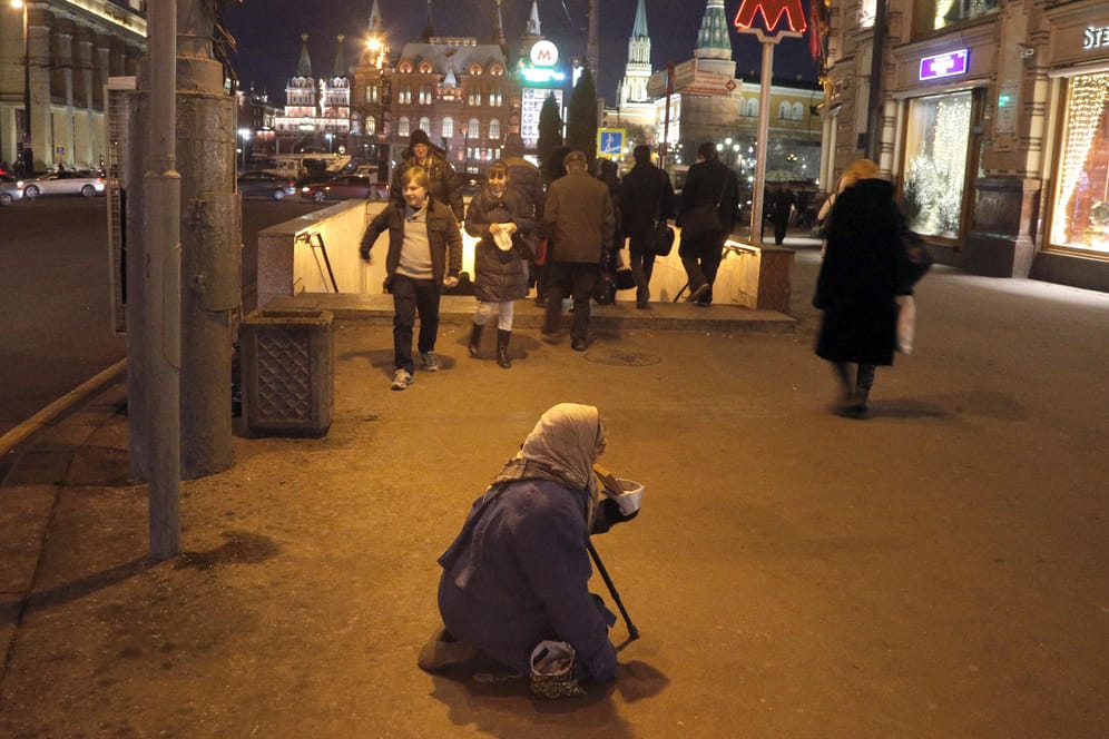 Eine Bettlerin in Moskau auf der Straße: Russlands Wirtschaft leidet unter dem niedrigen Ölpreis.