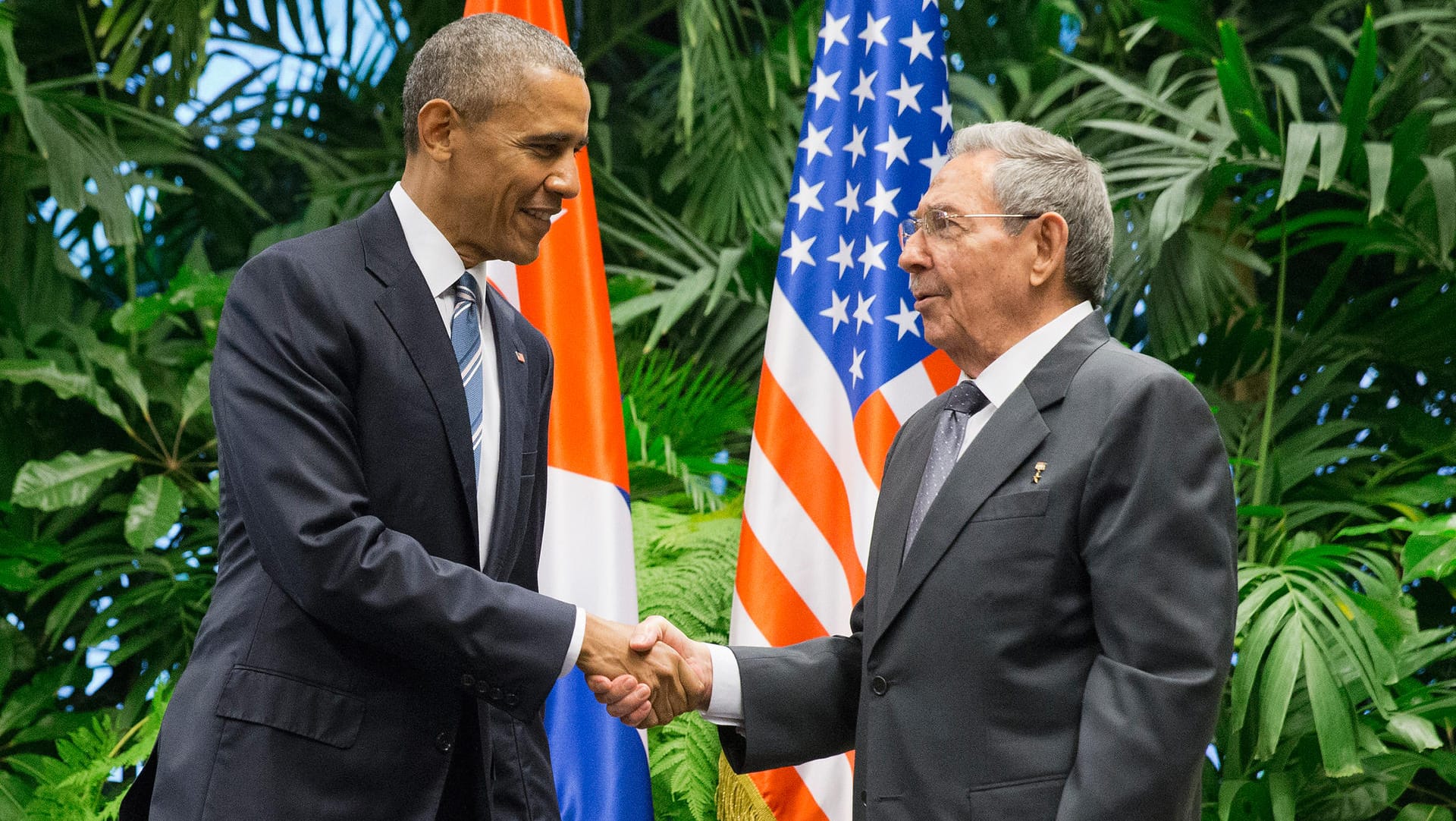 Historischer Handschlag: US-Präsident Barack Obama beim Staatsbesuch bei Raúl Castro in Kuba.