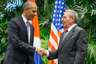 Historischer Handschlag: US-Präsident Barack Obama beim Staatsbesuch bei Raúl Castro in Kuba.
