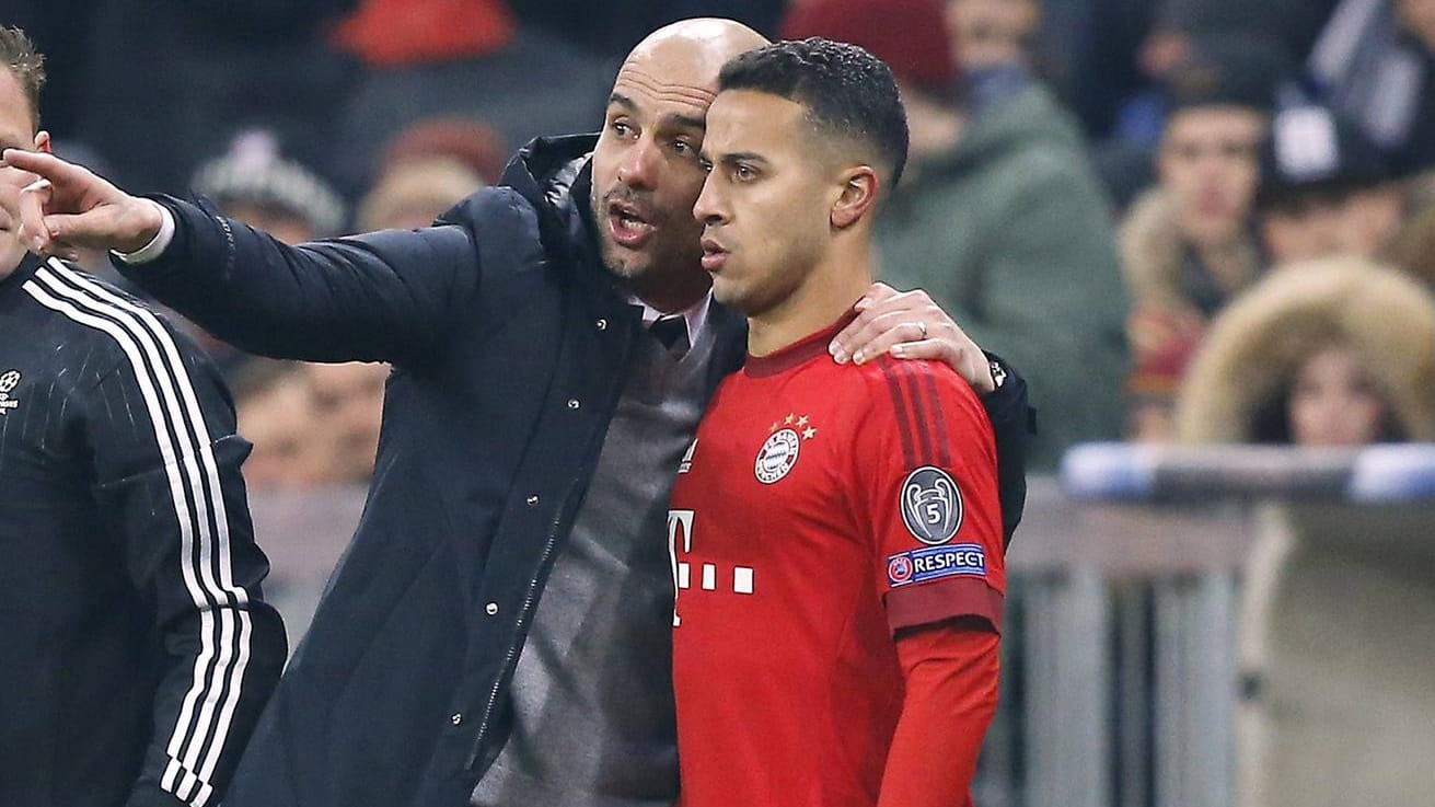 Bayern-Trainer Pep Guardiola (li.) schätzt Thiagos Fähigkeiten. Bayern-Trainer Pep Guardiola (li.) schätzt Thiagos Fähigkeiten.
