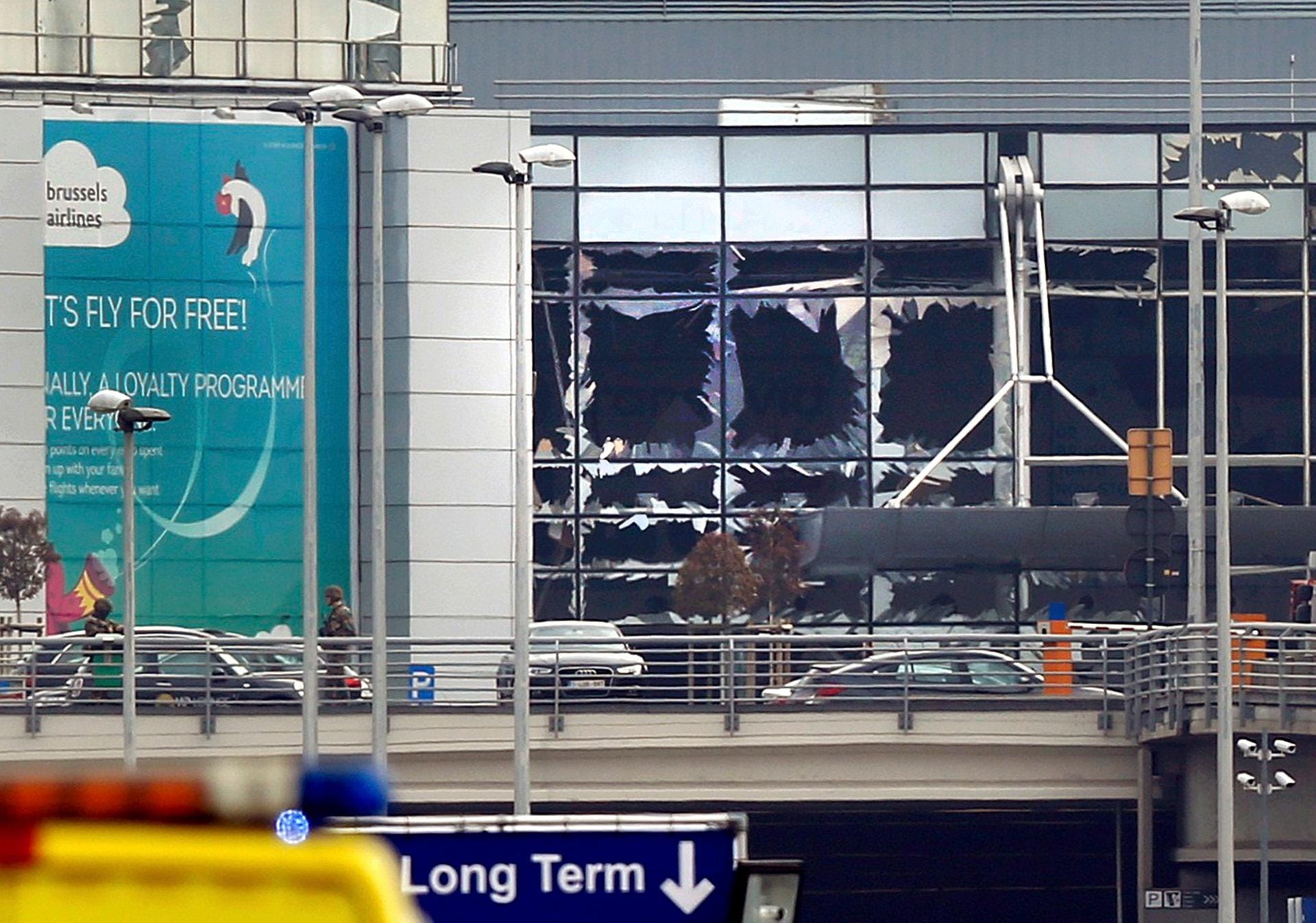 Am Dienstagmorgen gegen acht Uhr ist es in der Abflughalle des Brüsseler Flughafens Zaventem zu zwei Explosionen gekommen. Vor den Explosionen am Flughafen sind der Nachrichtenagentur Belga zufolge mehrere Schüsse gefallen. Geborstene Fensterscheiben zeigen das Ausmaß der Zerstörung.