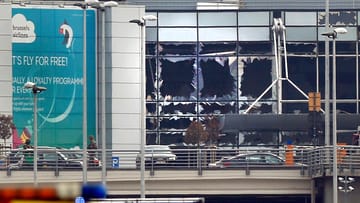 Am Dienstagmorgen gegen acht Uhr ist es in der Abflughalle des Brüsseler Flughafens Zaventem zu zwei Explosionen gekommen. Vor den Explosionen am Flughafen sind der Nachrichtenagentur Belga zufolge mehrere Schüsse gefallen. Geborstene Fensterscheiben zeigen das Ausmaß der Zerstörung.