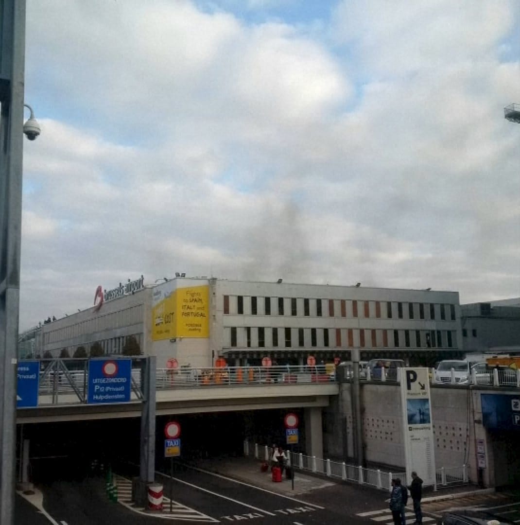 Nach belgischen Medienberichten soll sich mindestens ein Selbstmordattentäter in die Luft gesprengt haben.