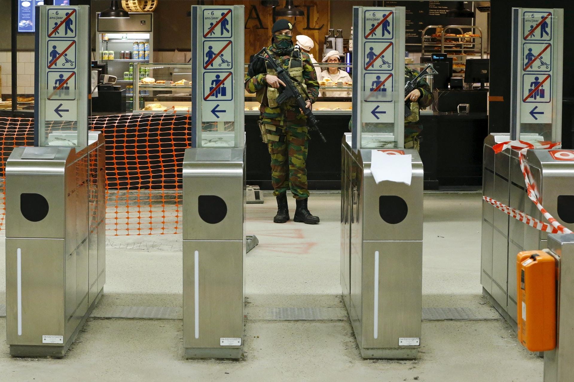 Die Behörden rufen die Menschen dazu auf, zu bleiben wo sie sind. Soldaten kontrollieren die Brüsseler U-Bahn.