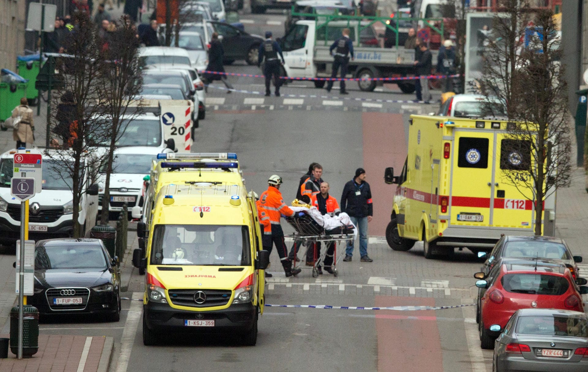 Feuerwehrleute helfen nach den Anschlägen in Brüssel beim Abtransport eines Verletzten.