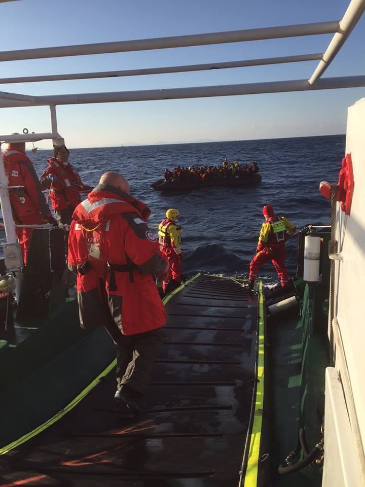 Die Boote der Flüchtlinge werden ein Stück weit in die Wanne hinein oder je nach Größe an diese heran gezogen