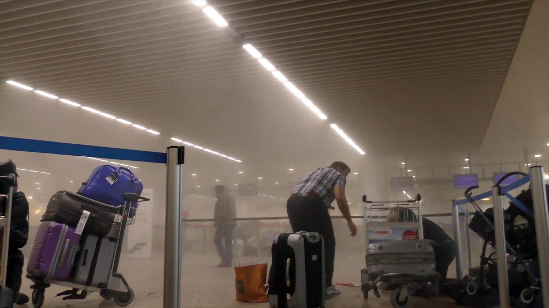Aufnahmen zeigen das Innere des Brüsseler Flughafens kurz nach der Explosion.