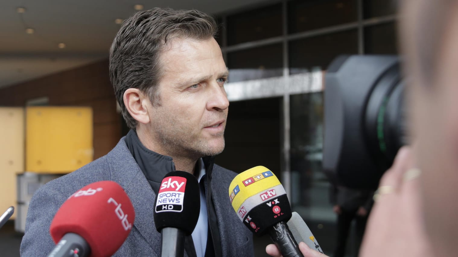 Die aktuellen Ereignisse wird Teammanager Oliver Bierhoff gemeinsam mit Bundestrainer Joachim Löw und der DFB-Auswahl in den kommenden Tagen sensibel aufarbeiten müssen. Die aktuellen Ereignisse wird Teammanager Oliver Bierhoff gemeinsam mit Bundestrainer Joachim Löw und der DFB-Auswahl in den kommenden Tagen sensibel aufarbeiten müssen.