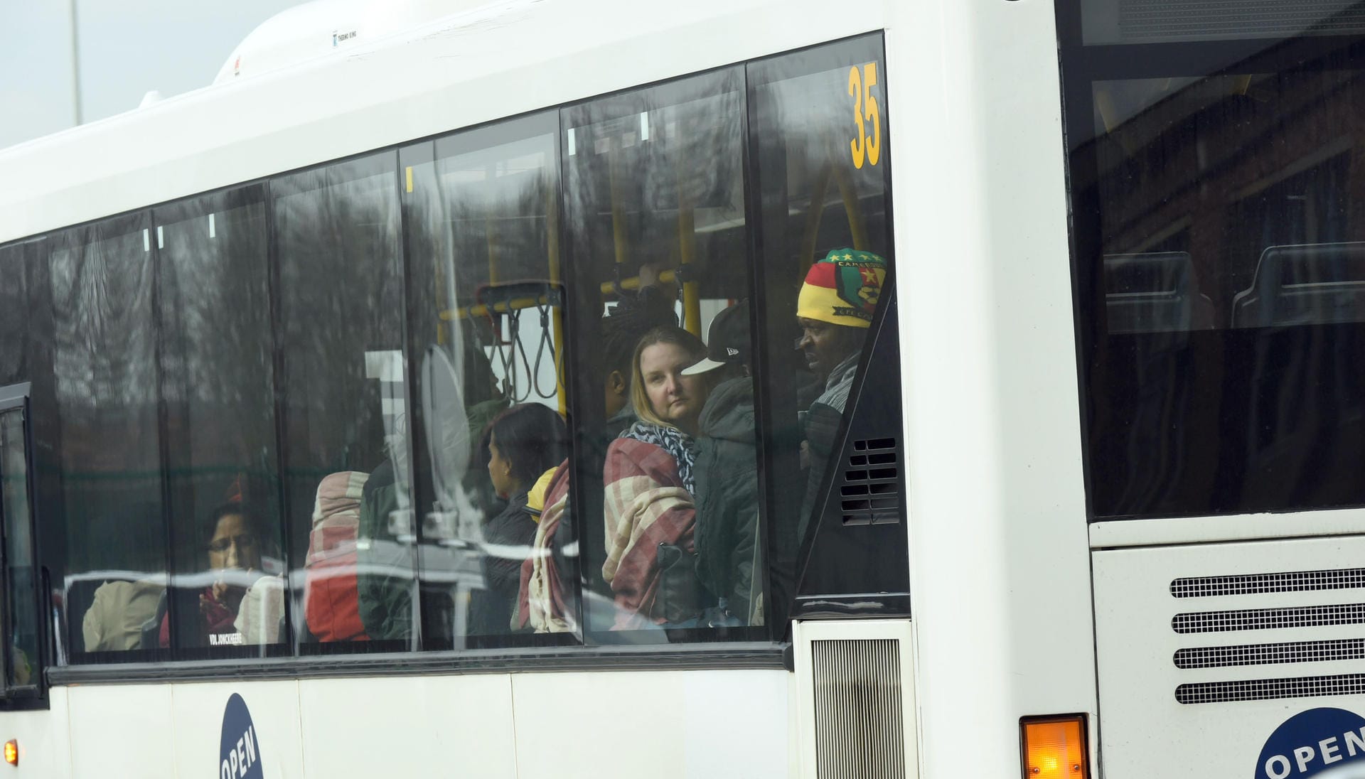 Reisende werden mit dem Bus vom Flughafen Zaventem evakuiert.