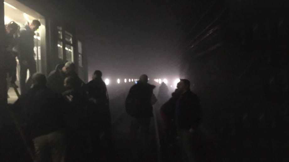 Nach den Explosionen in der Brüsseler Metro-Station Maelbeek verlassen Zugpassagiere die Zugwaggnons und bewegen sich zu Fuß durch das Tunnelsystem.