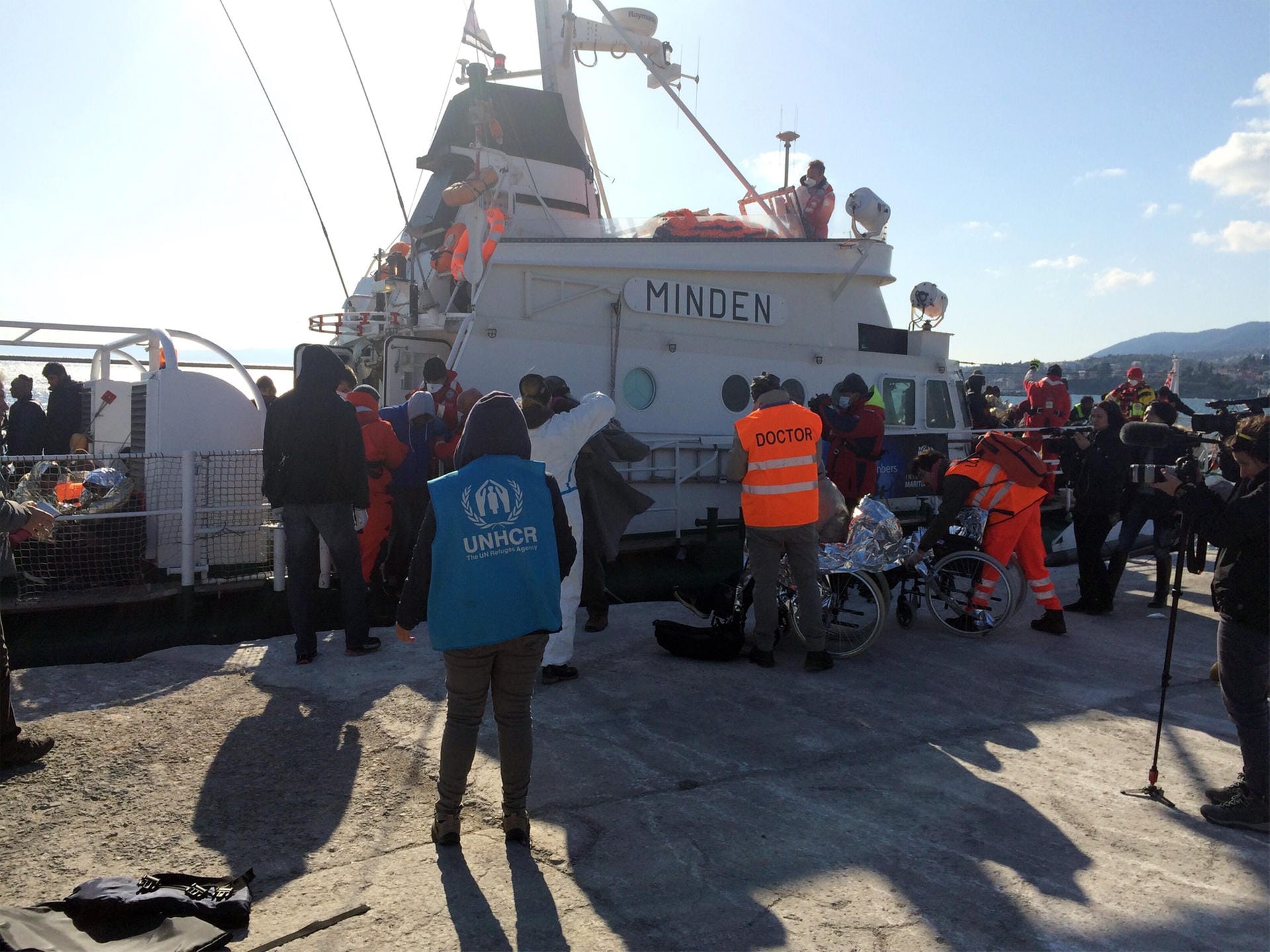Im Hafen von Mytilini werden die geretteten Menschen dann an den medizinischen Betreuungsdienst an Land übergeben.