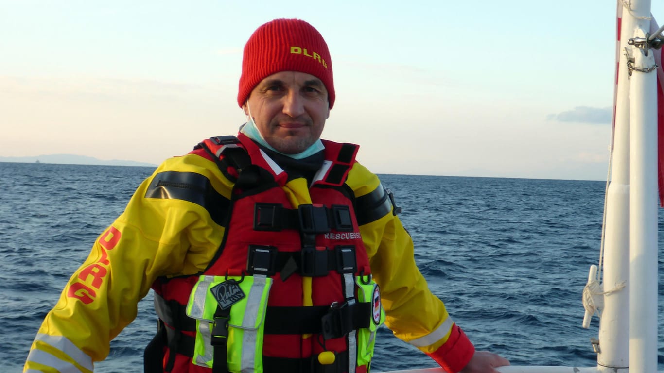 DLRGler Martin Cordes berichtet t-online.de von seinem Einsatz vor der griechischen Insel Lesbos, wo er mit anderen ehrenamtlichen Kräften Flüchtlinge aus Seenot in der Ägäis rettet.