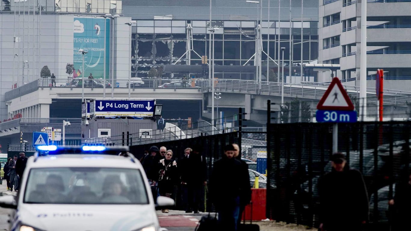 Im Brüsseler Flughafen hat die Wucht der Explosion Scheiben und eine Deckenverkleidung herausgerissen.