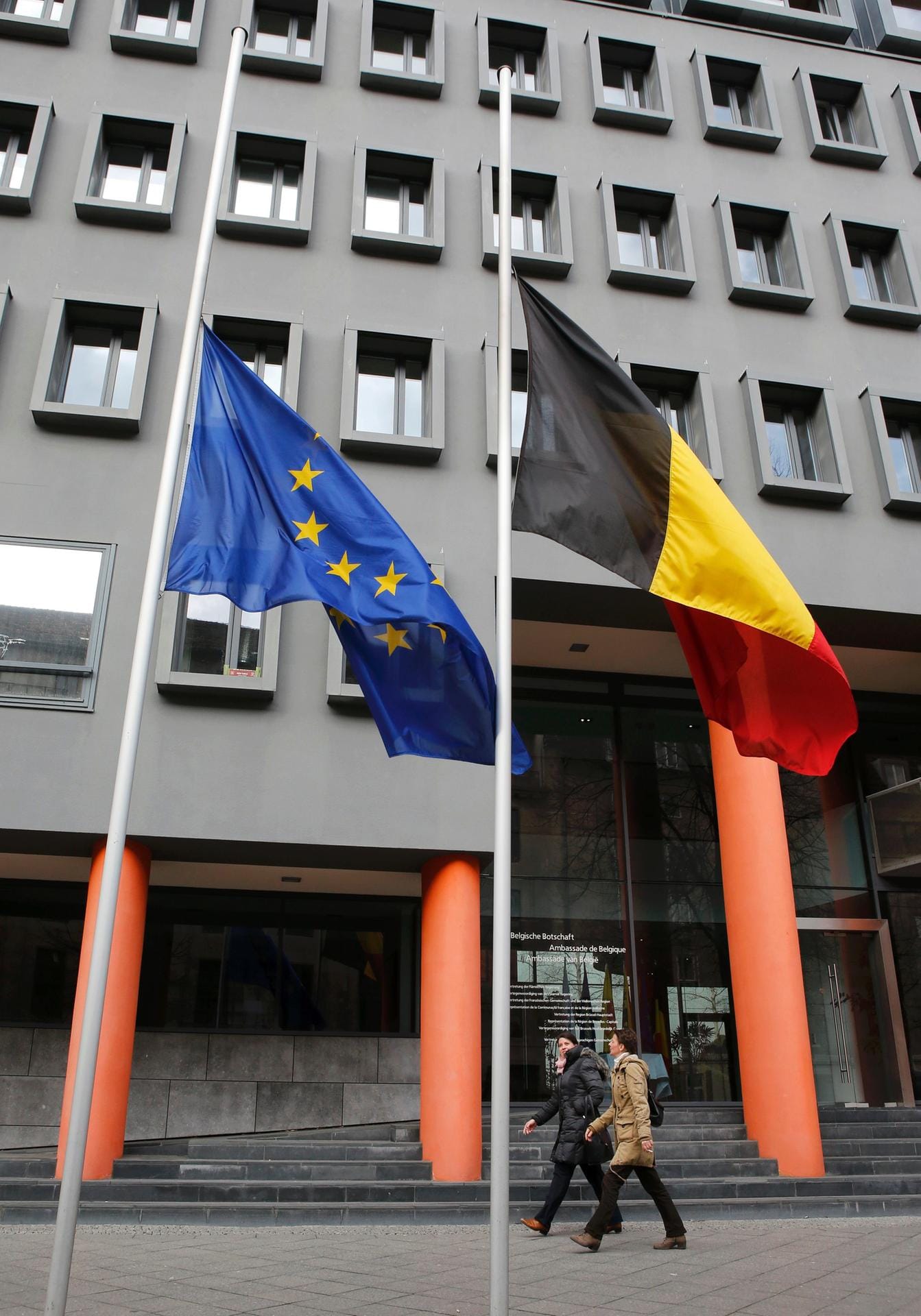 Vor der belgischen Botschaft in Berlin wurden die belgische und die europäische Fahne auf Halbmast gesetzt.